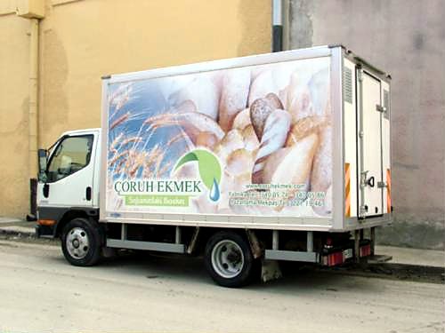Çoruh Ekmek logolu dağıtım aracı