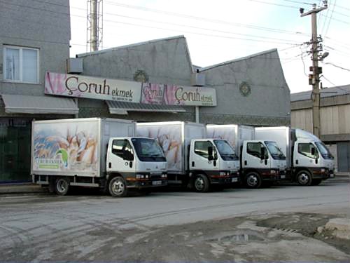 Fabrika önünde Çoruh Ekmek dağıtım araçları