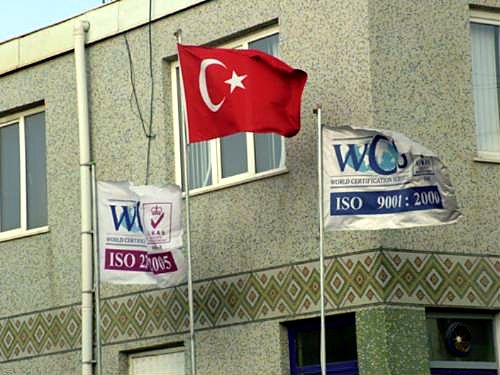 Fabrika binası ve bayraklar