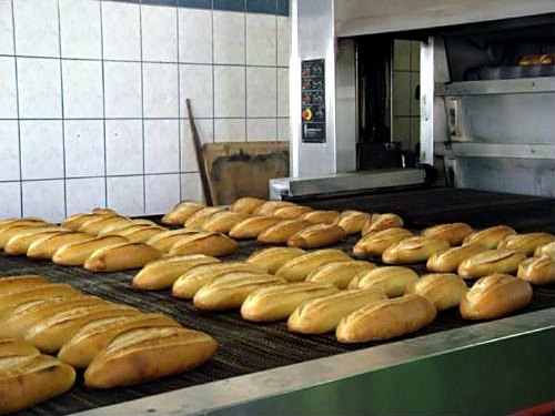 Fırından yeni çıkan ekmekler